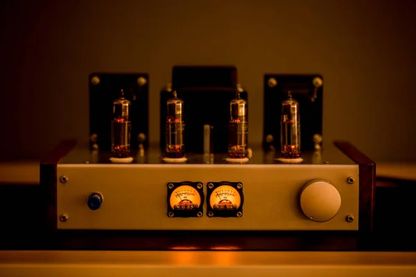 Antiguo amplificador de dispositivos electrónicos con diodo de bombilla brillante —  Fotos de Stock