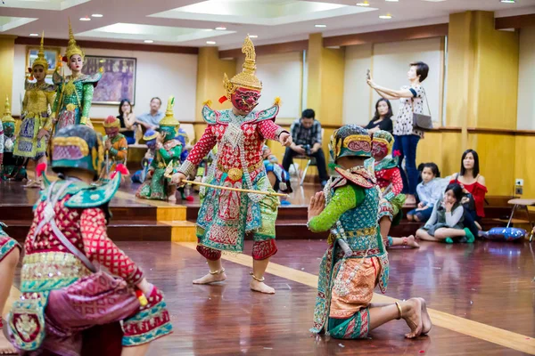 Muchachos mostrando pantomima tailandesa en el evento anual de la escuela primaria — Foto de Stock