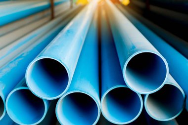 Mavi plastik boru arka plan kadar yakın Pvc boru yığılmış w