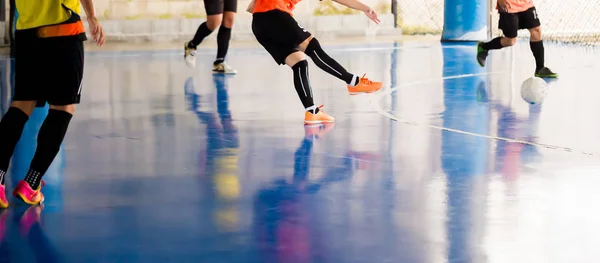 Futsal játékos csapda és ellenőrzik a labdát, lő a cél. Foci rajongó? — Stock Fotó