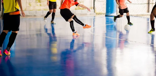 Futsal játékos csapda és ellenőrzik a labdát, lő a cél. Foci rajongó? — Stock Fotó