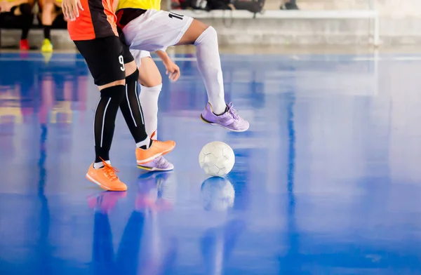 Futsal gracz pułapki i kontroli piłki dla strzelać do celu. Socc — Zdjęcie stockowe