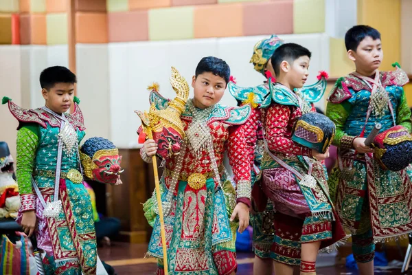 Garçons montrant la pantomime thaïlandaise à l'événement annuel de l'école primaire — Photo