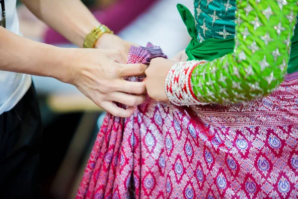 The process of dressing the Thai pantomime for the actors with h — Stock Photo, Image