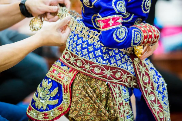 The process of dressing the Thai pantomime for the actors with h — Stock Photo, Image