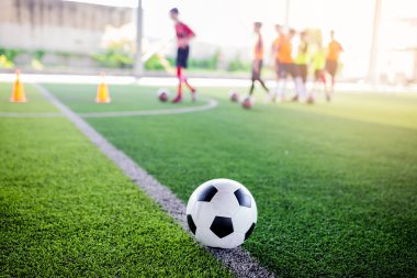 Yeşil yapay çim futbol