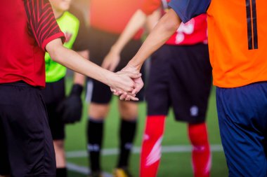 Çocuk futbol oyuncuları eller birlikte futbol eğitim için dokunun