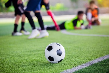 bulanık futbolcular ile yeşil yapay çim futbol