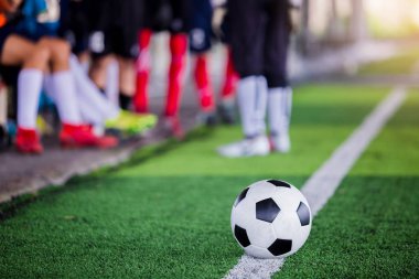 bulanık Futbol oyuncular sta ile yeşil yapay çim futbol