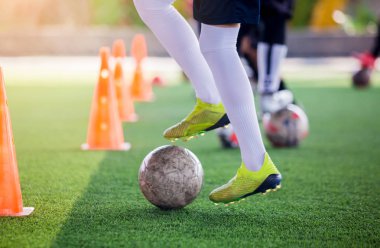 ayakta ve topa adım genç çocuk futbol oyuncusu