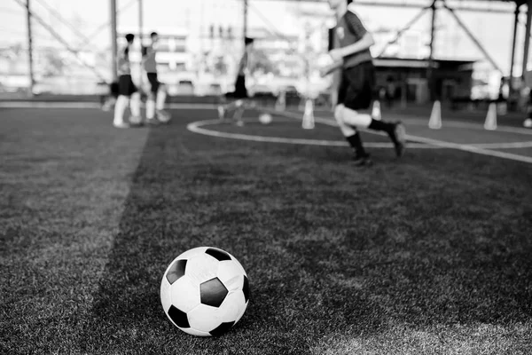 인조 잔디에서 축구의 흑백 사진 — 스톡 사진