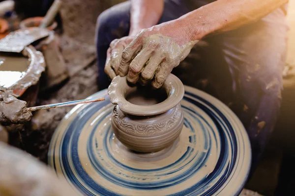 Pottery, workshop, ceramics art concept - closeup on male hands — Stock Photo, Image