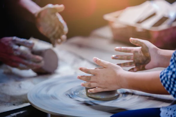 Close-up handen van potter leerkracht en kind — Stockfoto