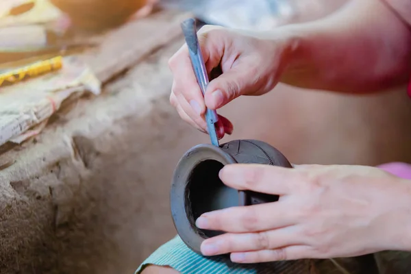 Esculpir argila para fazer louça de barro — Fotografia de Stock