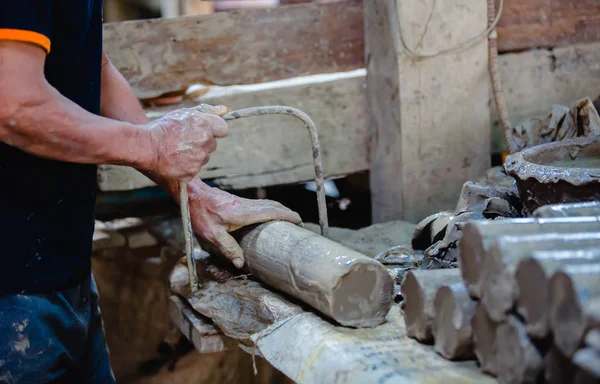 Corte de arcilla cilíndrica para esculpir en el taller — Foto de Stock