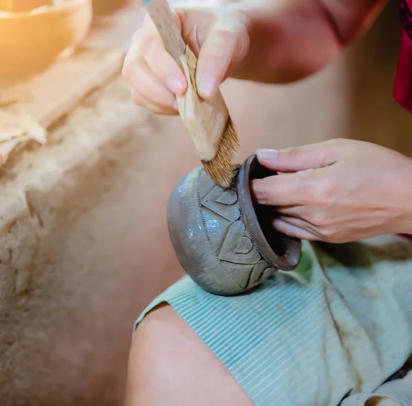 Escovação para limpar de escultura de cerâmica — Fotografia de Stock