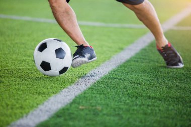 Futbol oyuncu hız çalıştırmak kontrol etmek ve sanat kalede topu