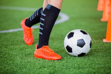 tuzak ve denetim futbol ile con arasında koşu futbolcu