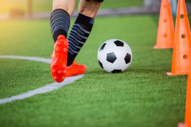 tuzak ve denetim futbol ile con arasında koşu futbolcu