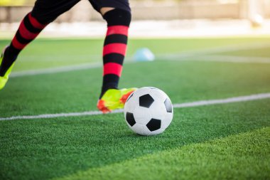 Futbol oyuncu hız çalıştırmak kontrol etmek ve sanat kalede topu