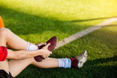 Futbolcular oturuyorsun ve ayak tabanı çünkü yakalamak 