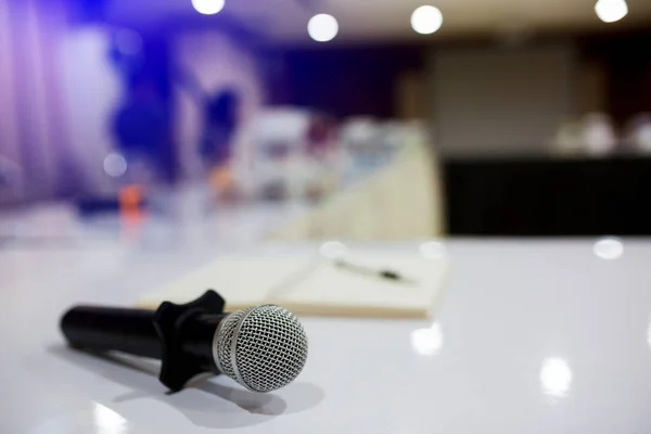 Foco seletivo para microfones de conferência sem fio — Fotografia de Stock