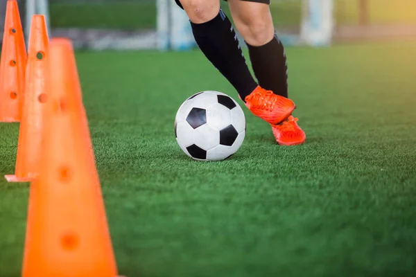 Jogging jogador de futebol com armadilha e controle de futebol entre con — Fotografia de Stock