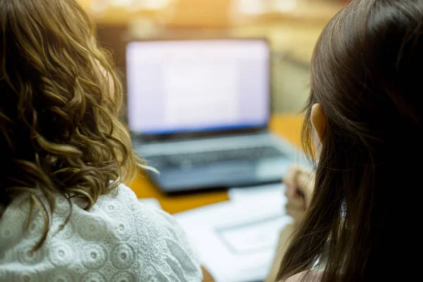 Borrosa de una conferencia de mujer de negocios con el ordenador portátil en la reunión ro — Foto de Stock