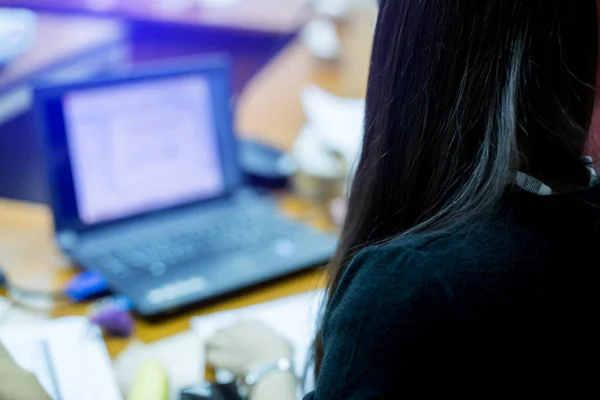 Borrão de uma conferência de mulher de negócios com laptop em reunião ro — Fotografia de Stock