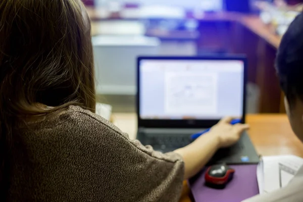 Mãos de uma mulher de negócios digitando laptop na sala de reuniões . — Fotografia de Stock