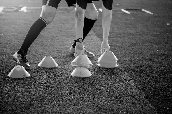 Coach sta mettendo i coni marcatori per allenare il calcio a correre e — Foto Stock