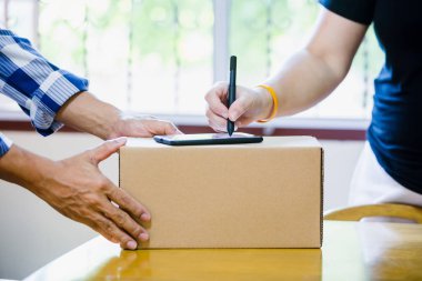 kadın kutuları w göndermek için smartphone tabelada imza ekleme