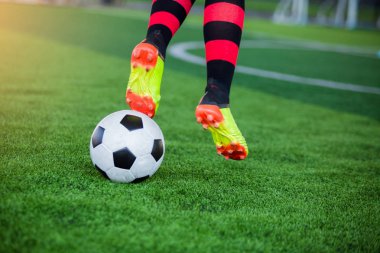 Futbol oyuncu hız çalıştırmak kontrol etmek ve sanat kalede topu