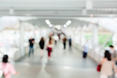 birçok kişi gökyüzünde bulanık görüntü ile yürürken