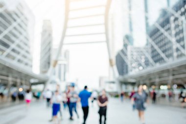birçok kişi gökyüzünde bulanık görüntü ile yürürken