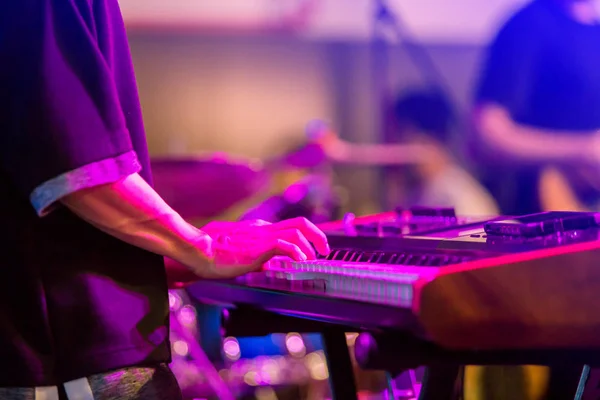 Muzikant handen spelen toetsenbord op een live-show op het podium met o — Stockfoto