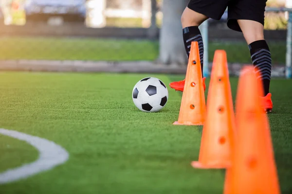 Calcio giocatore jogging con trappola e controllo calcio — Foto Stock