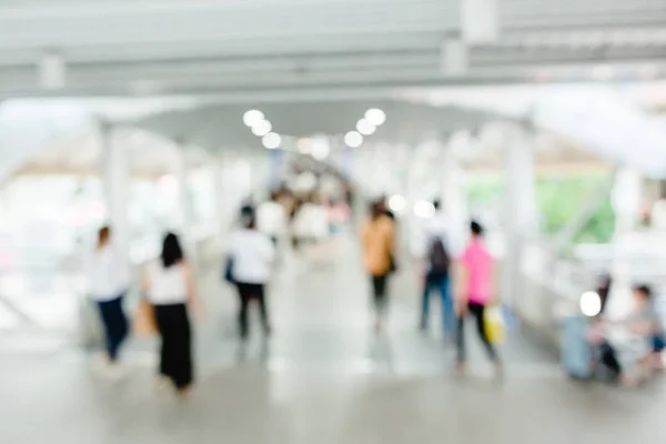 Muitas pessoas caminhando no skywalk com imagem embaçada — Fotografia de Stock