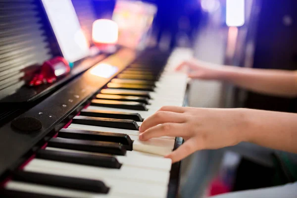 근접 촬영 아이의 손을 무대에서 피아노 연주 — 스톡 사진