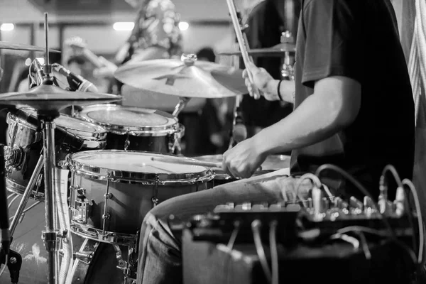 Zwart-wit beeld wazig handen verkeer van drummer met een — Stockfoto