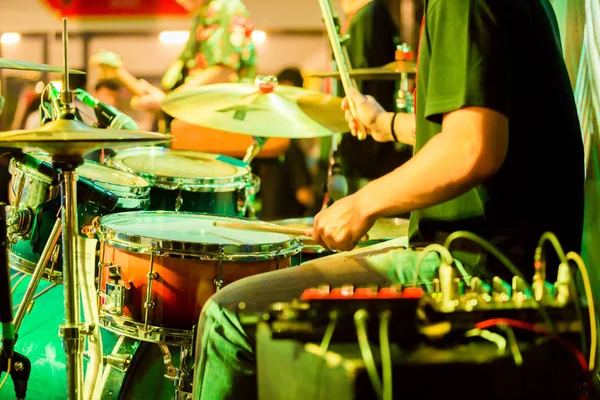 Wazig handen verkeer van drummer met een drumsticks in zijn handen — Stockfoto