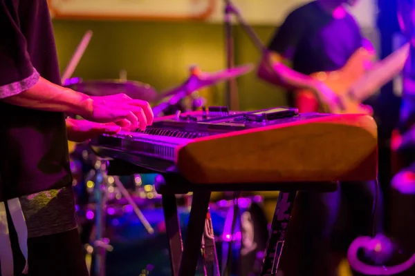 Muzikant handen spelen toetsenbord op een live-show op het podium met o — Stockfoto
