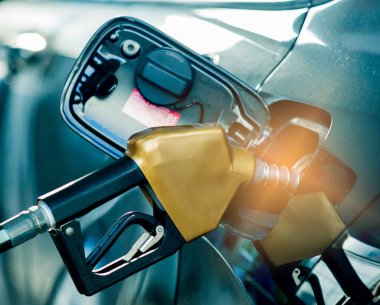 Benzin istasyonunda el yakıtını doldur.