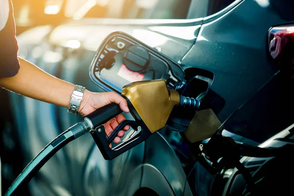 Das Auto an der Tankstelle per Hand mit Kraftstoff auffüllen — Stockfoto