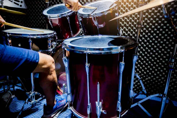 Mann spielt Schlagzeug mit hölzernen Drumsticks und Bassdrum — Stockfoto