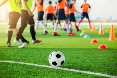bulanık futbol takımı traini ile yeşil yapay çim futbol
