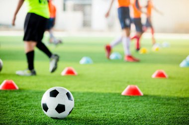 bulanık futbol takımı traini ile yeşil yapay çim futbol