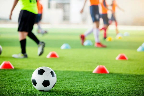 Calcio su tappeto erboso artificiale verde con squadra di calcio sfocata traini — Foto Stock