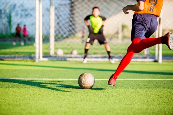 Giocatore di calcio correre a sparare palla a rigore calcio a gol con blu — Foto Stock