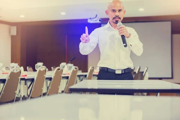 Talaren hålls mikrofonen i handen och visa sin forefin — Stockfoto